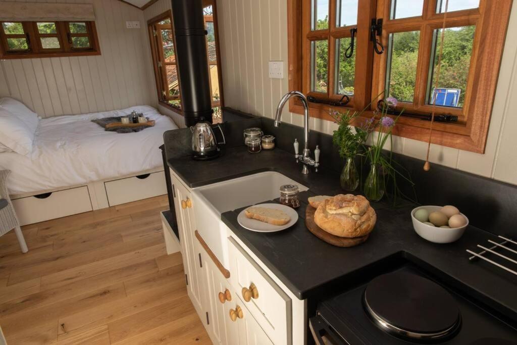 Luxury, Rural Shepherds Hut With Hot Tub Nr Bath Μπρίστολ Εξωτερικό φωτογραφία